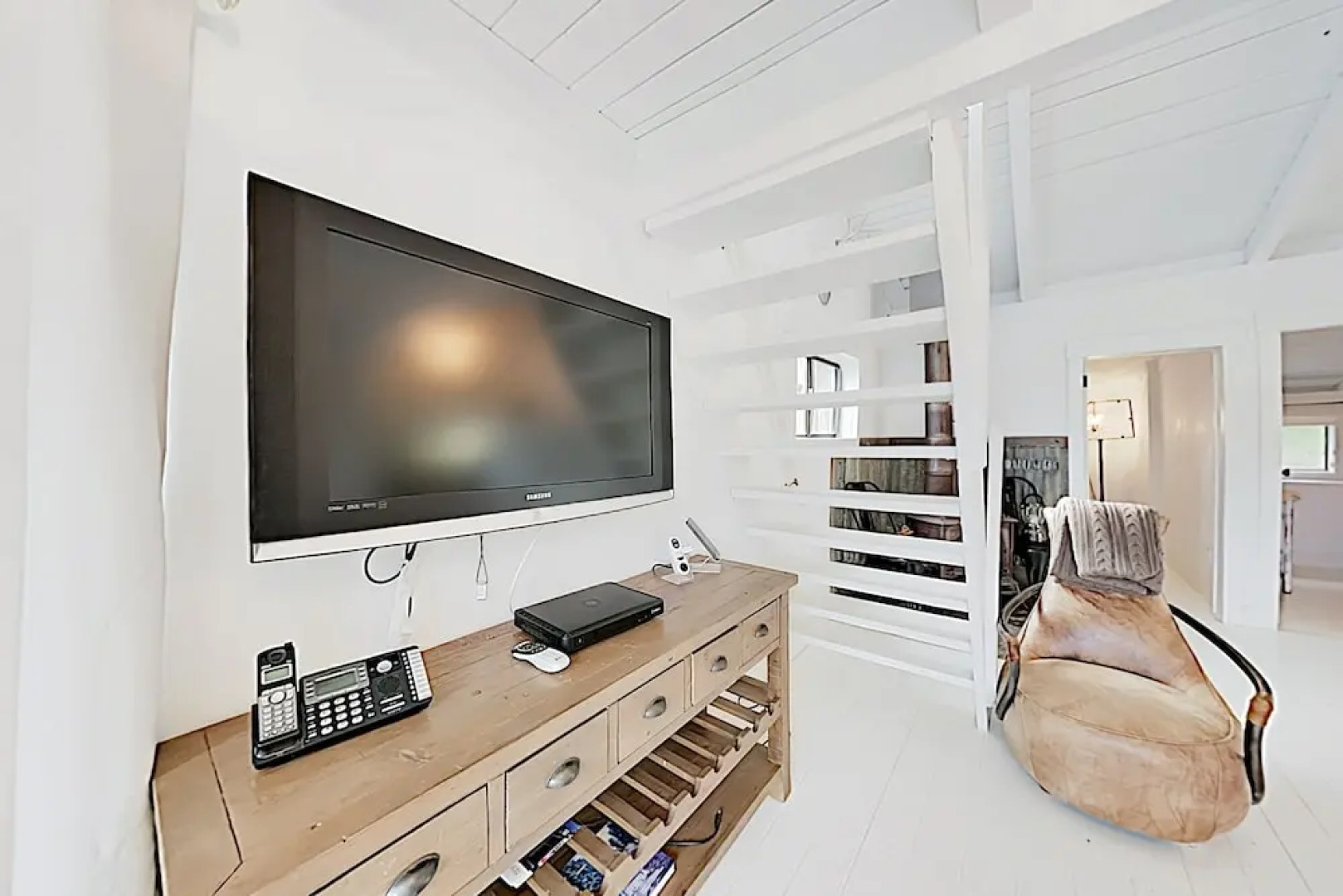 Private Cottage on Vineyard W/ Loft & Hill Views Cottage