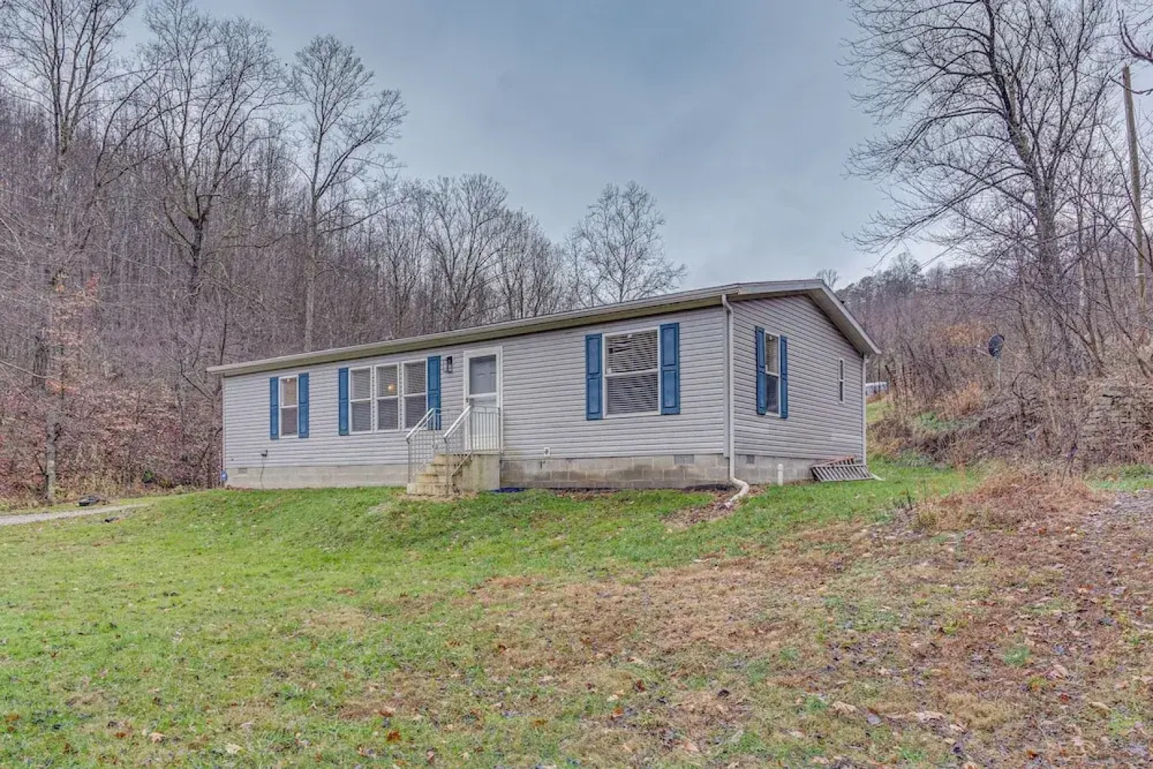 Pet-friendly Home ~ 10 Mi to Hocking Hills!