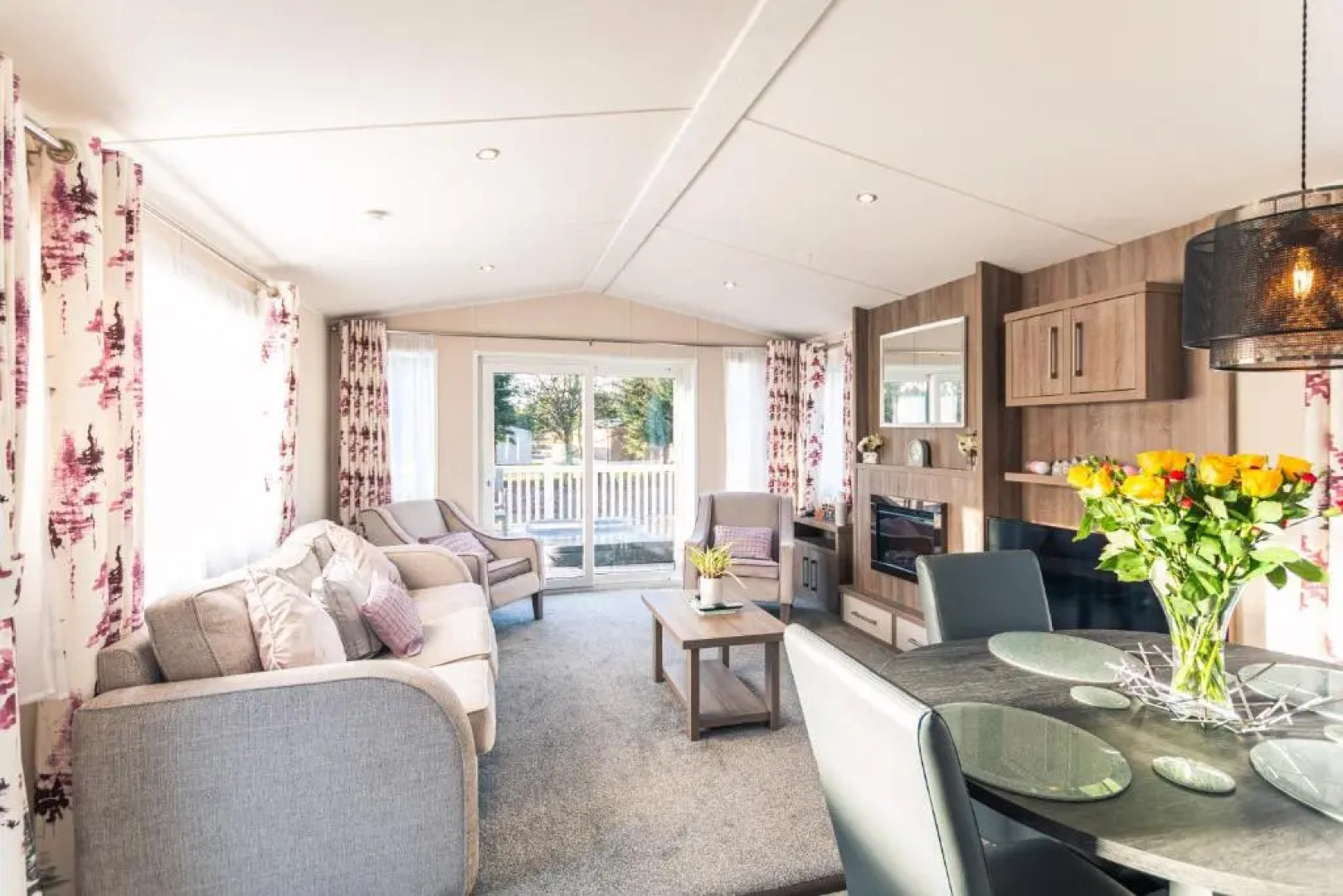 Lakeshore Lodge with Hot Tub