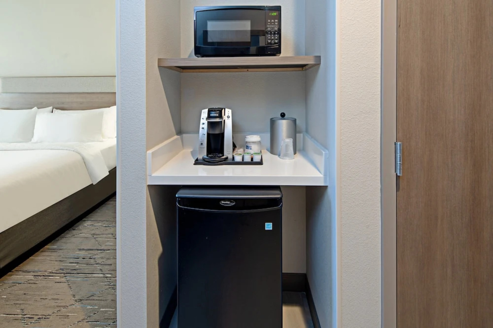 Holiday Inn Express & Suites Palm Desert - Millennium