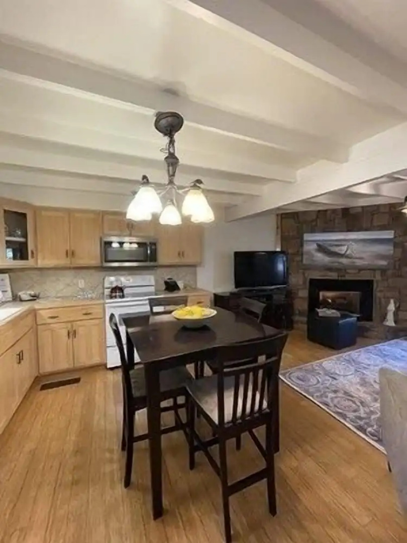 Mountain Harbor two bedroom Lodge cottage by RedAwning