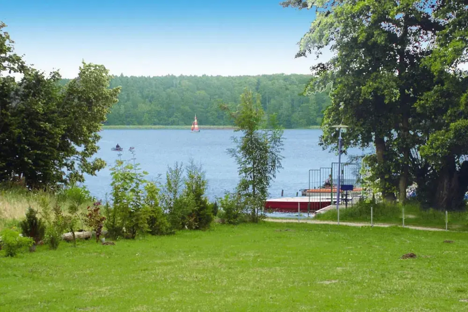 Twin Bungalow at Black Lake, Schwarz
