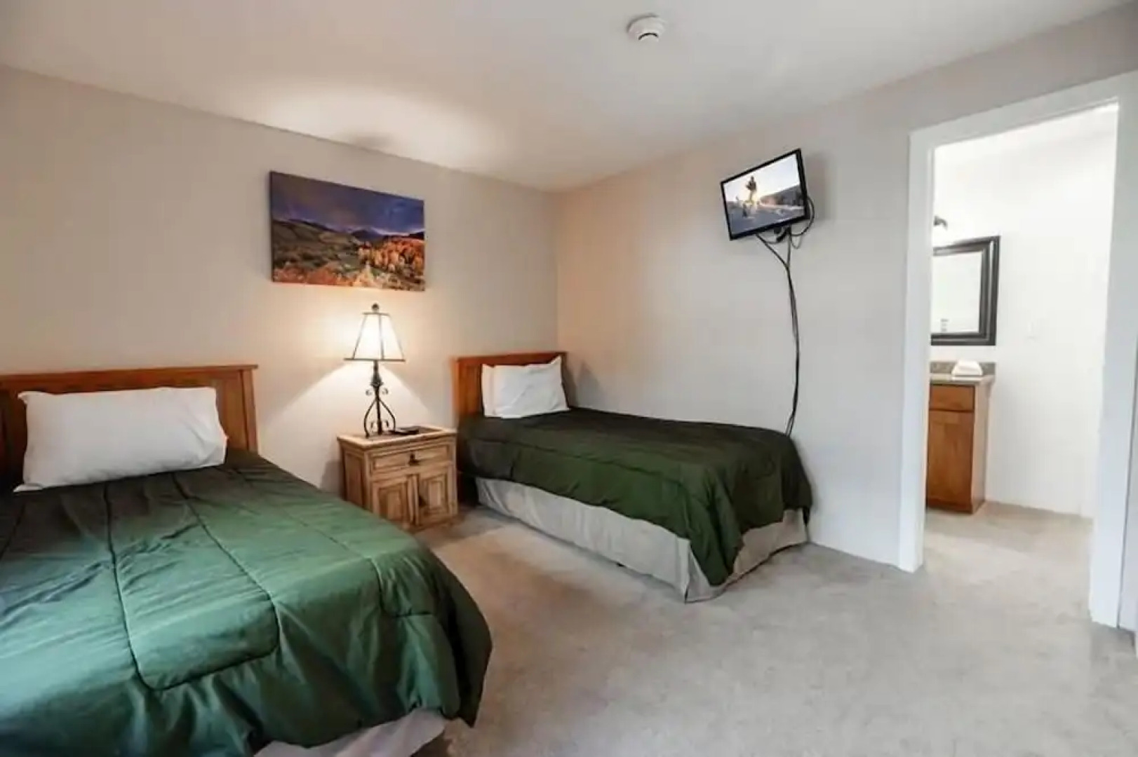 Breakaway West Ski Condo 1,5 miles from the Lifts by RedAwning