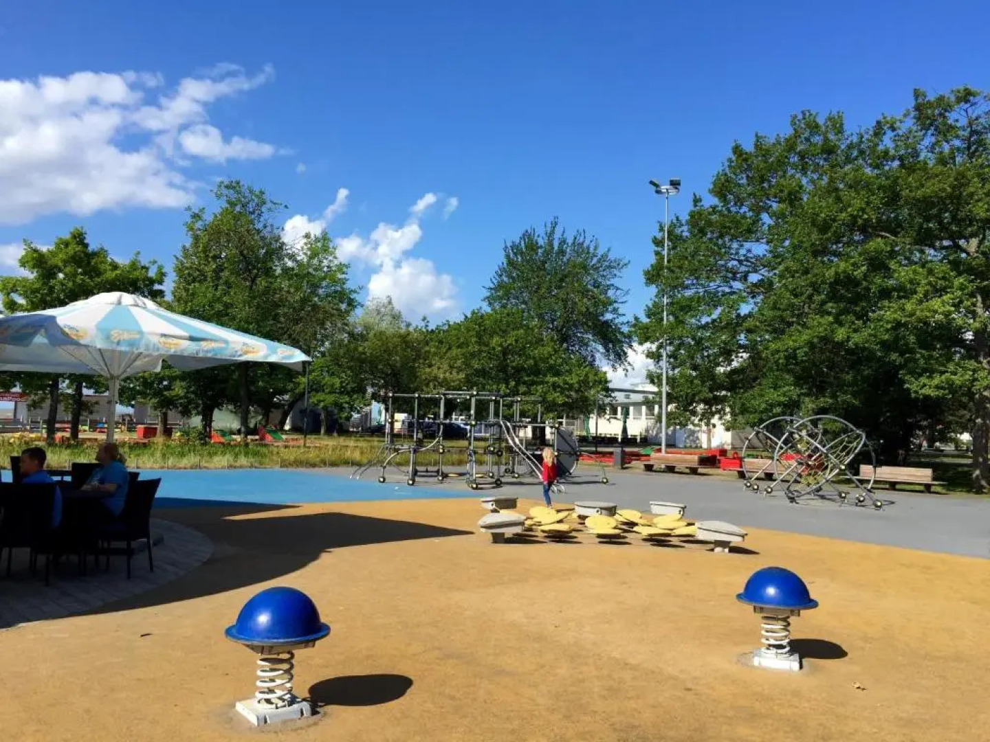 Solar Apartments - White House with garden