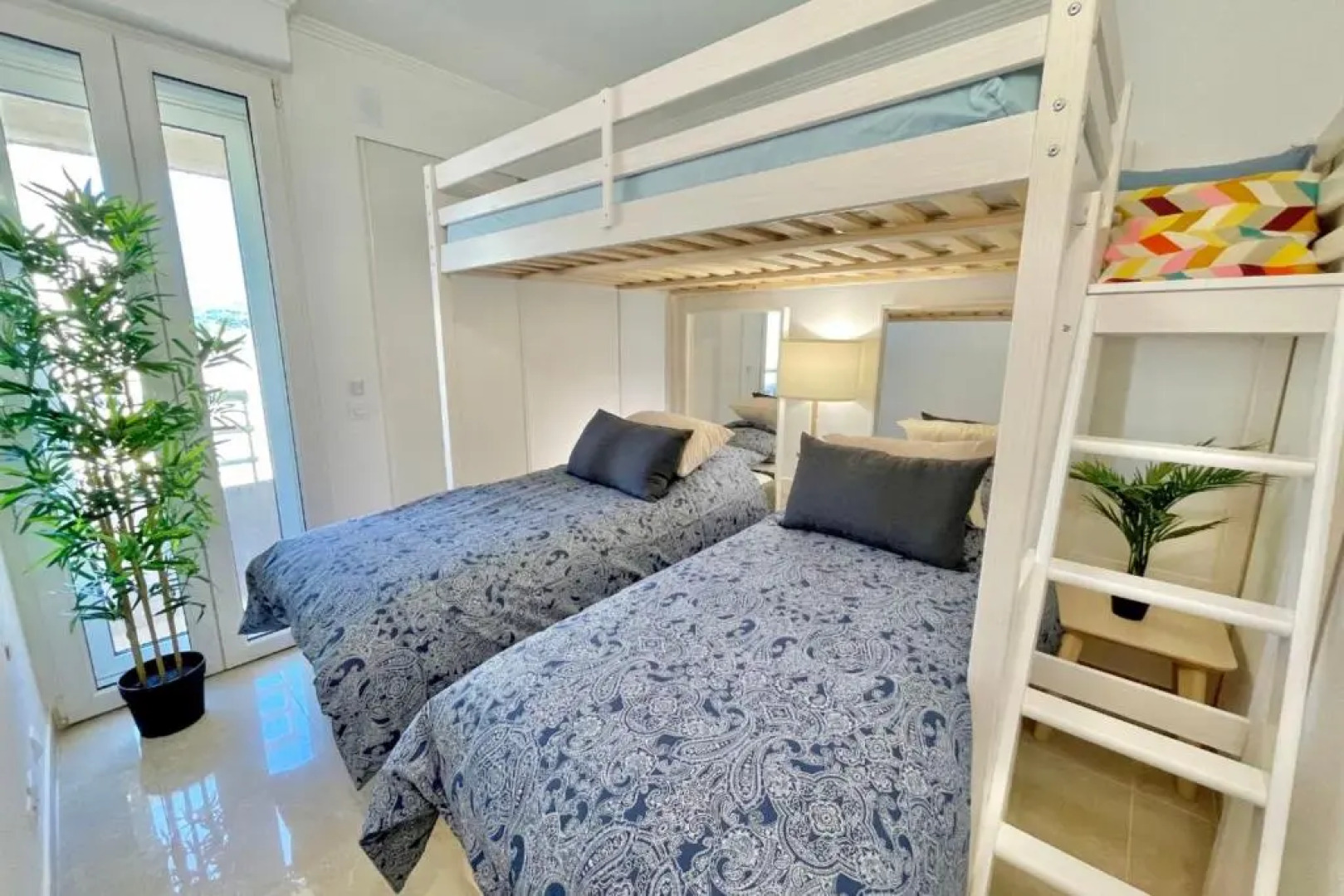 Magnificent 82m With Terrace And In Front Of Sea