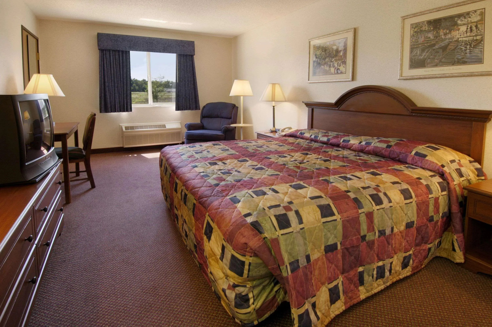 LakeWood Inn & Suites