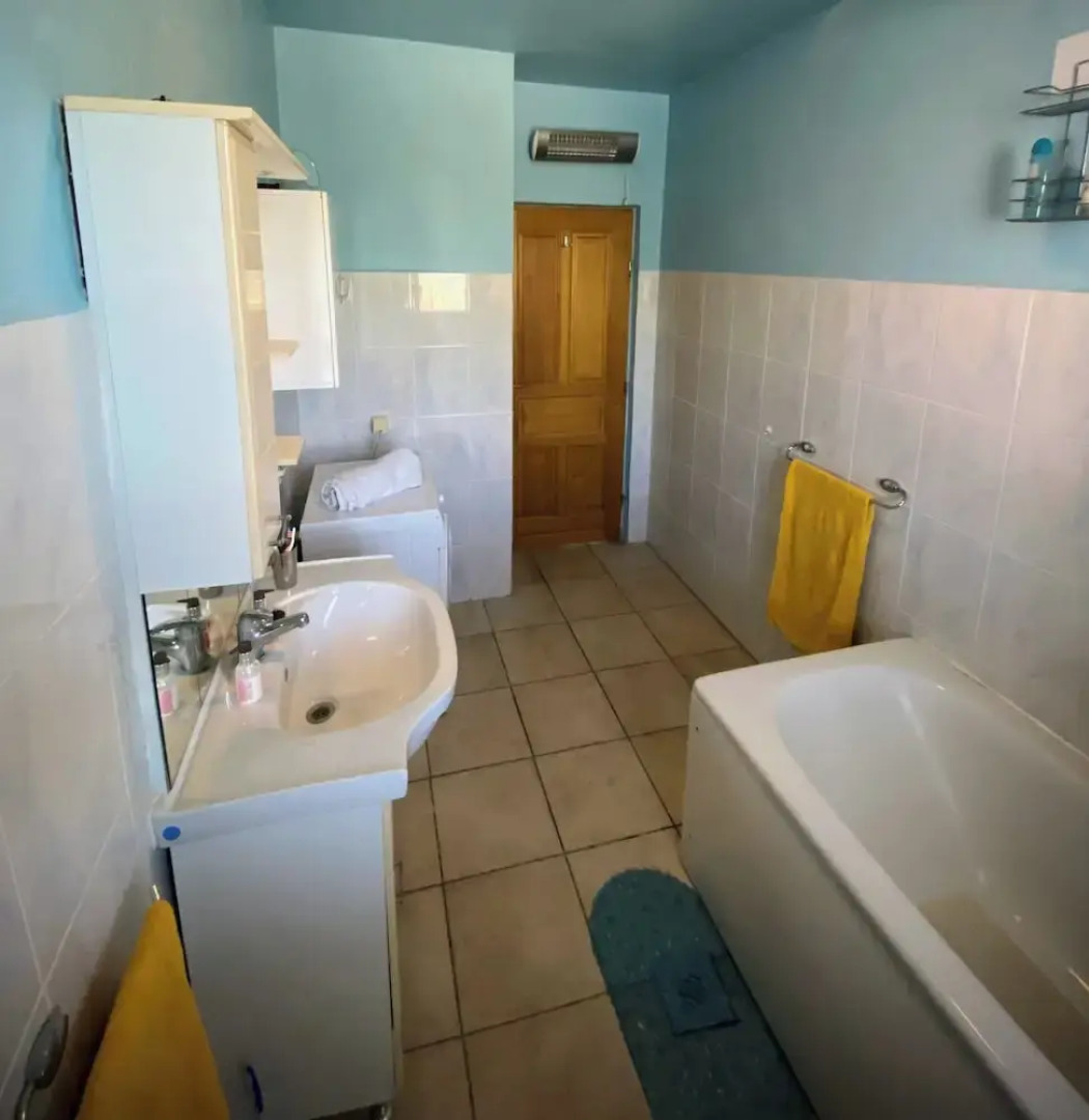 Captivating and Spacious 2-bed House in Vranovici