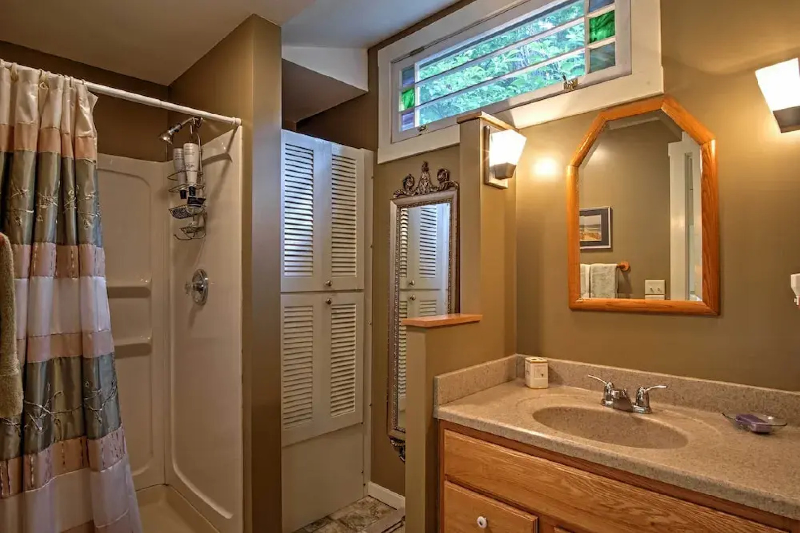 Harbert Cottage w/ Fire Pit: Half Mile to Beach!