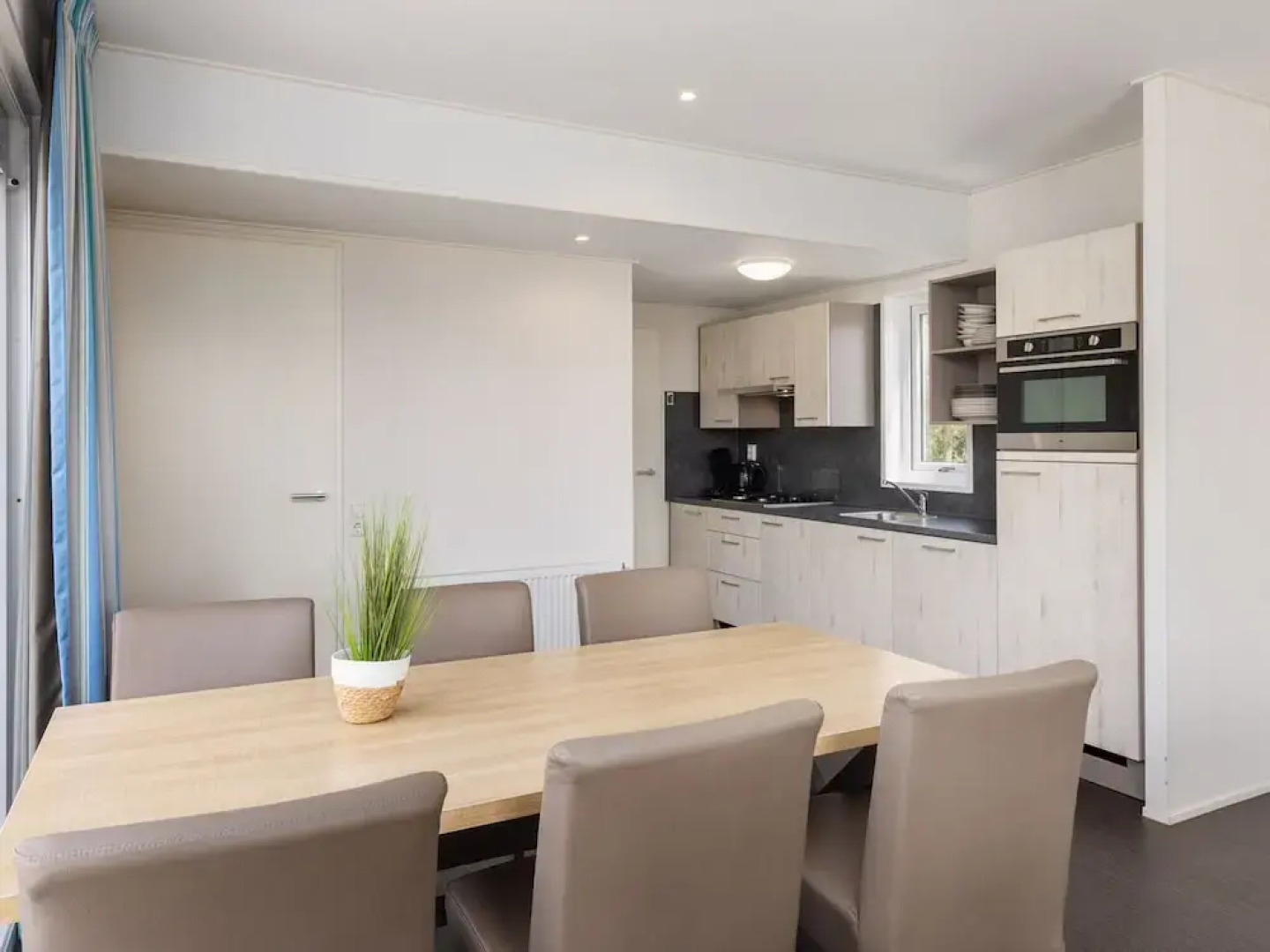 Modern Lodge With two Bathrooms, Near the Beach