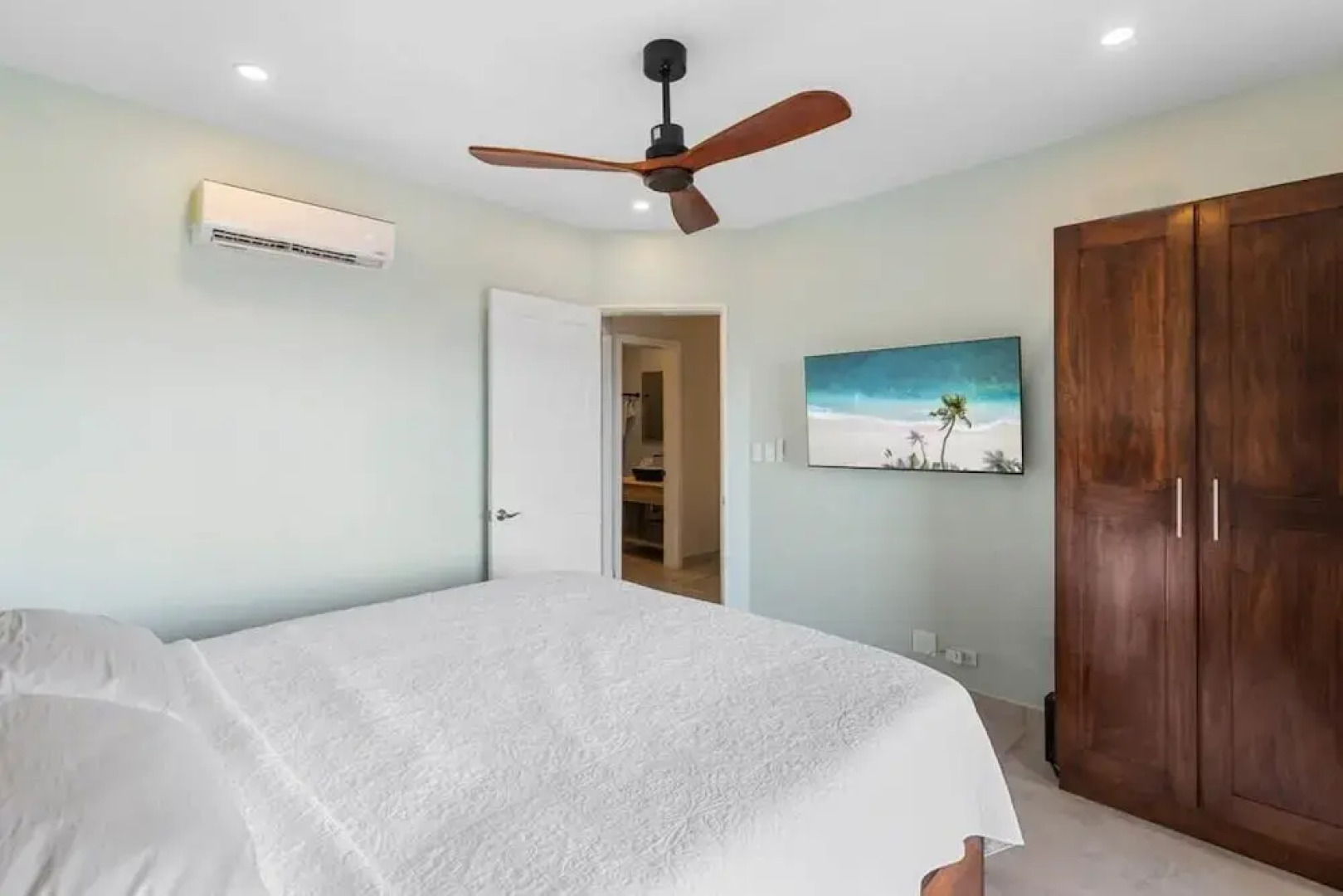 Stylish Villa with Brand-New Furniture, Panoramic Ocean Views, and Infinity Swimming Pool & Hot Tub