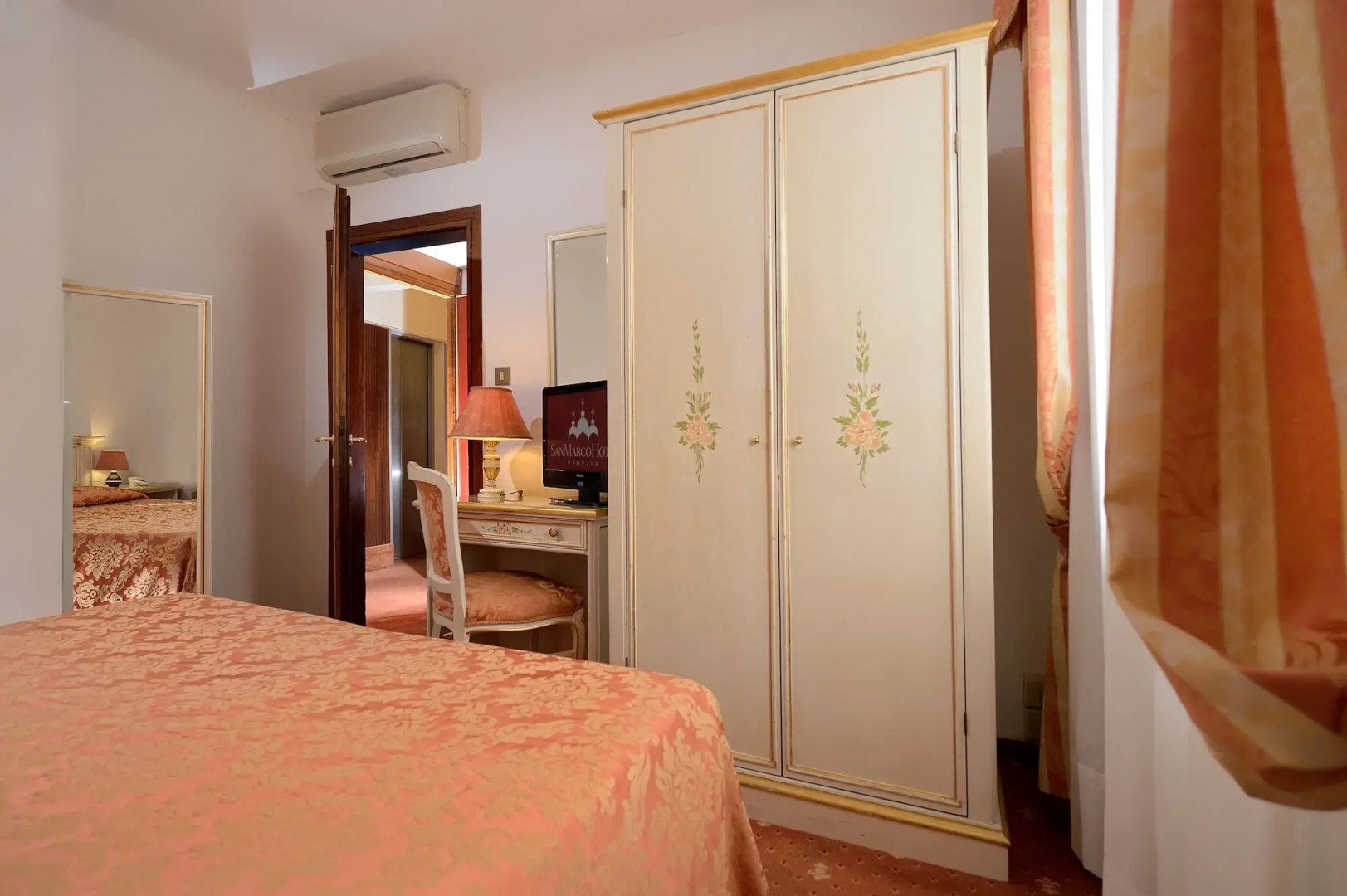 Hotel Ambassador Tre Rose