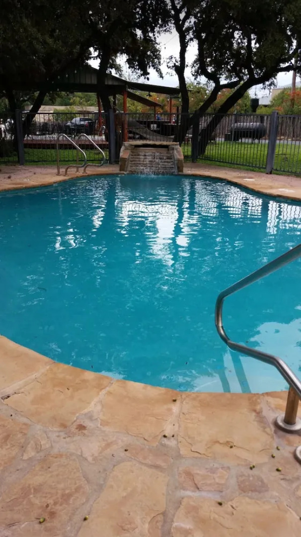 The Historic Leakey Inn