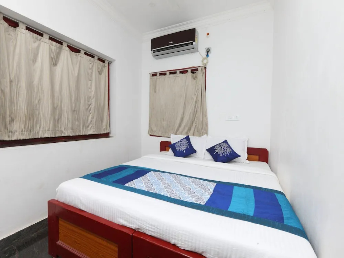 OYO 16067 The Orient Hotel