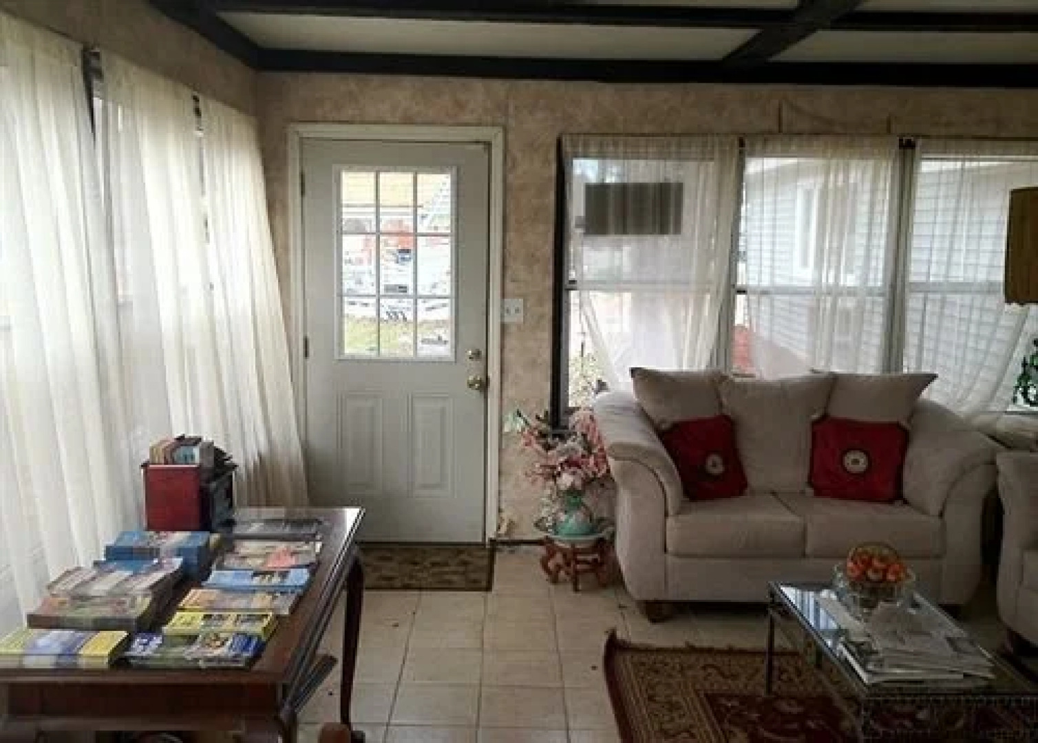 Crest Inn Suites & Cottages