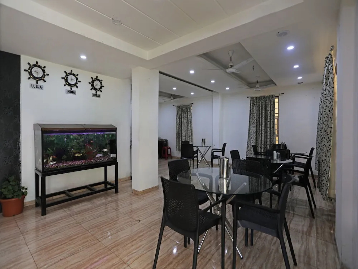 OYO 8996 Hotel Pioneer