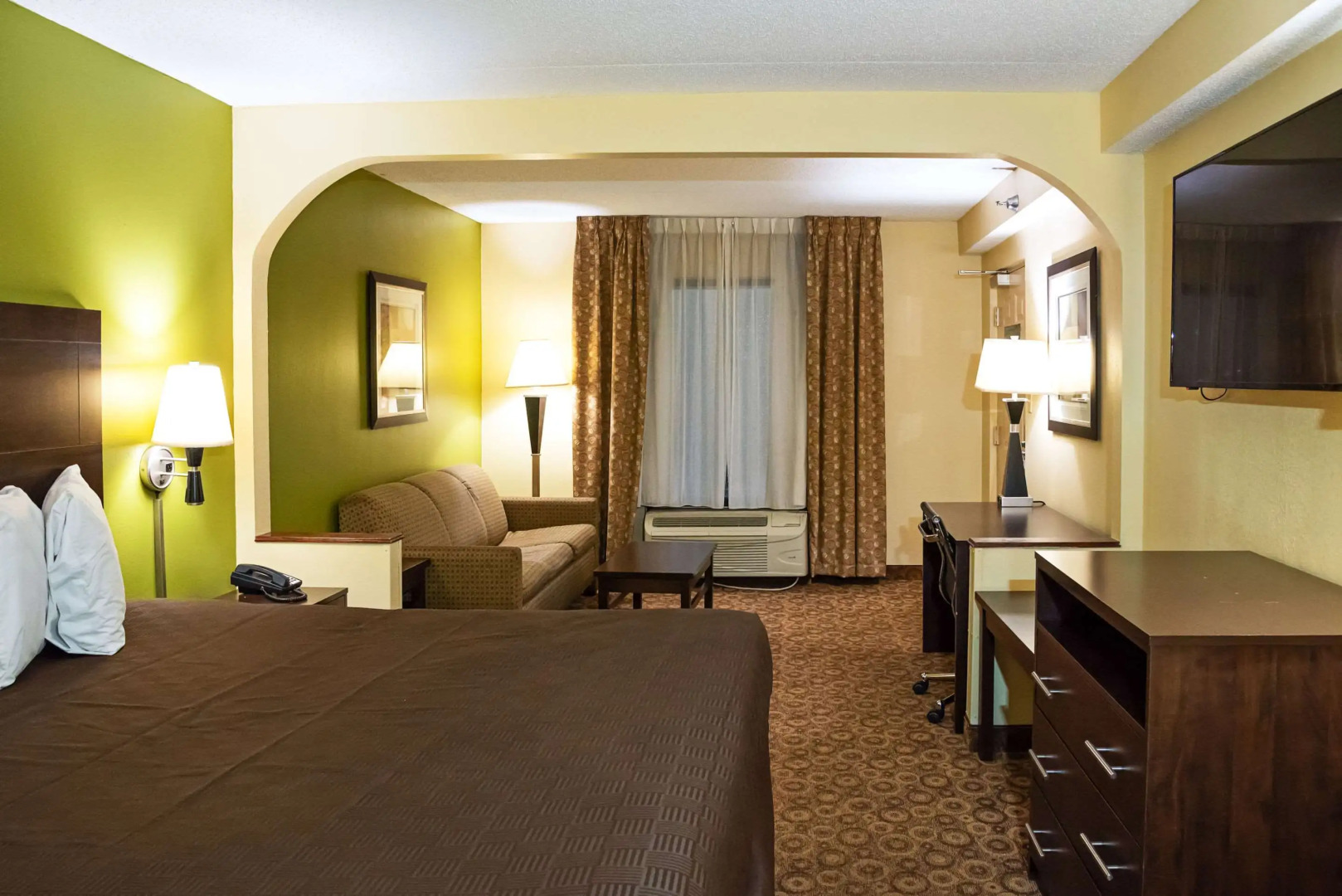 Rodeway Inn & Suites Clarksville near Governors Square Mall
