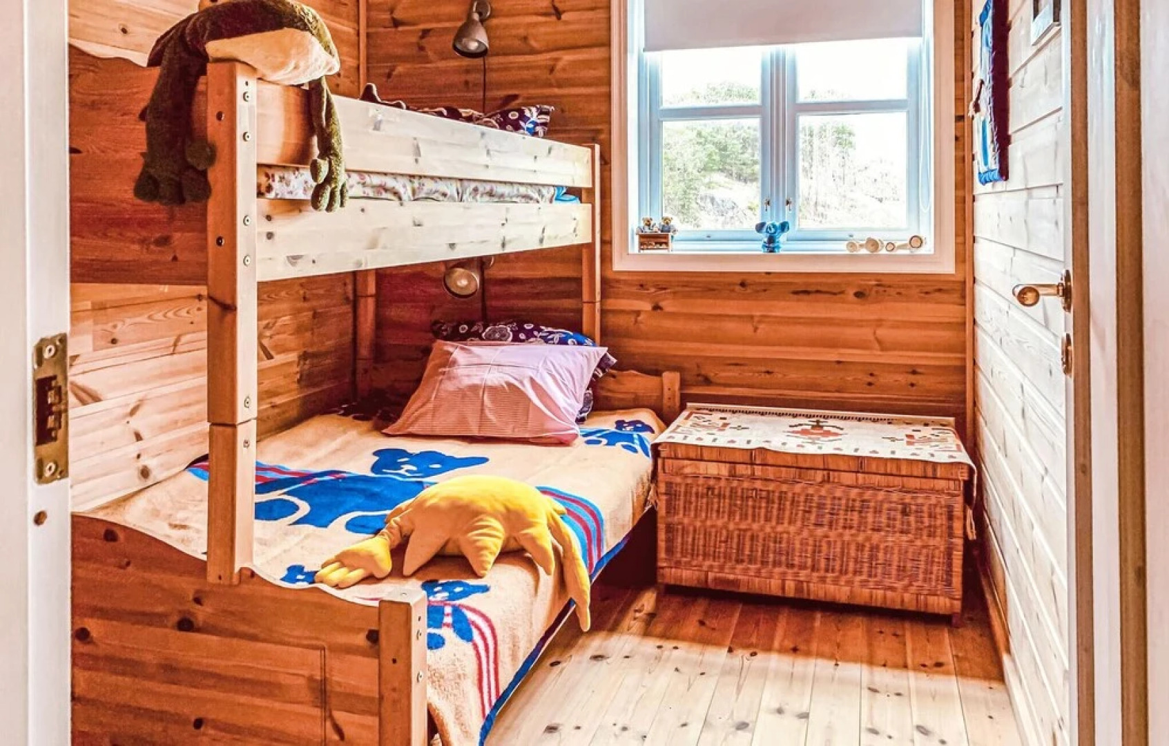 Stunning Home in Bekkjarvik With 3 Bedrooms and Wifi