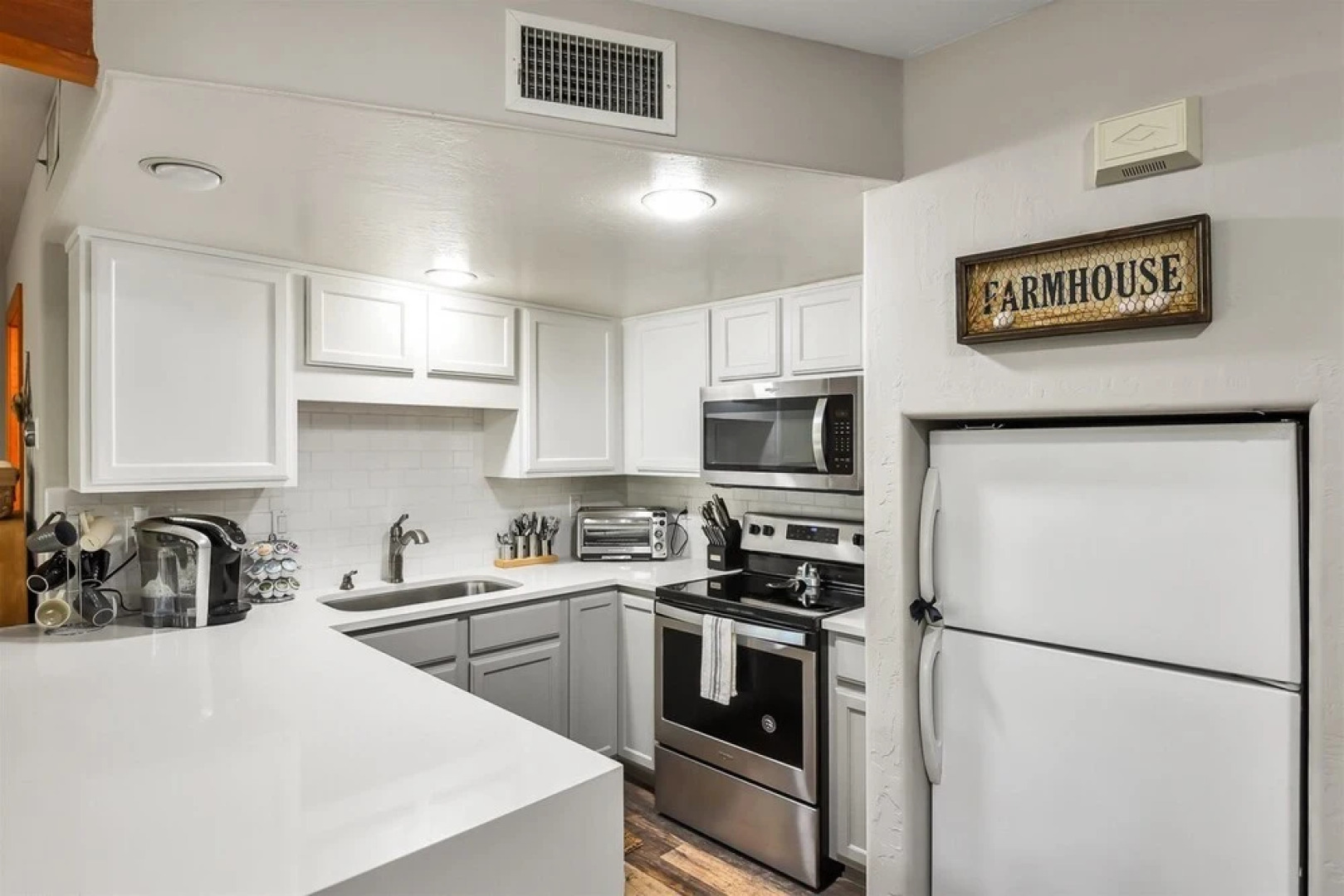 Cozy Hilltop Retreat