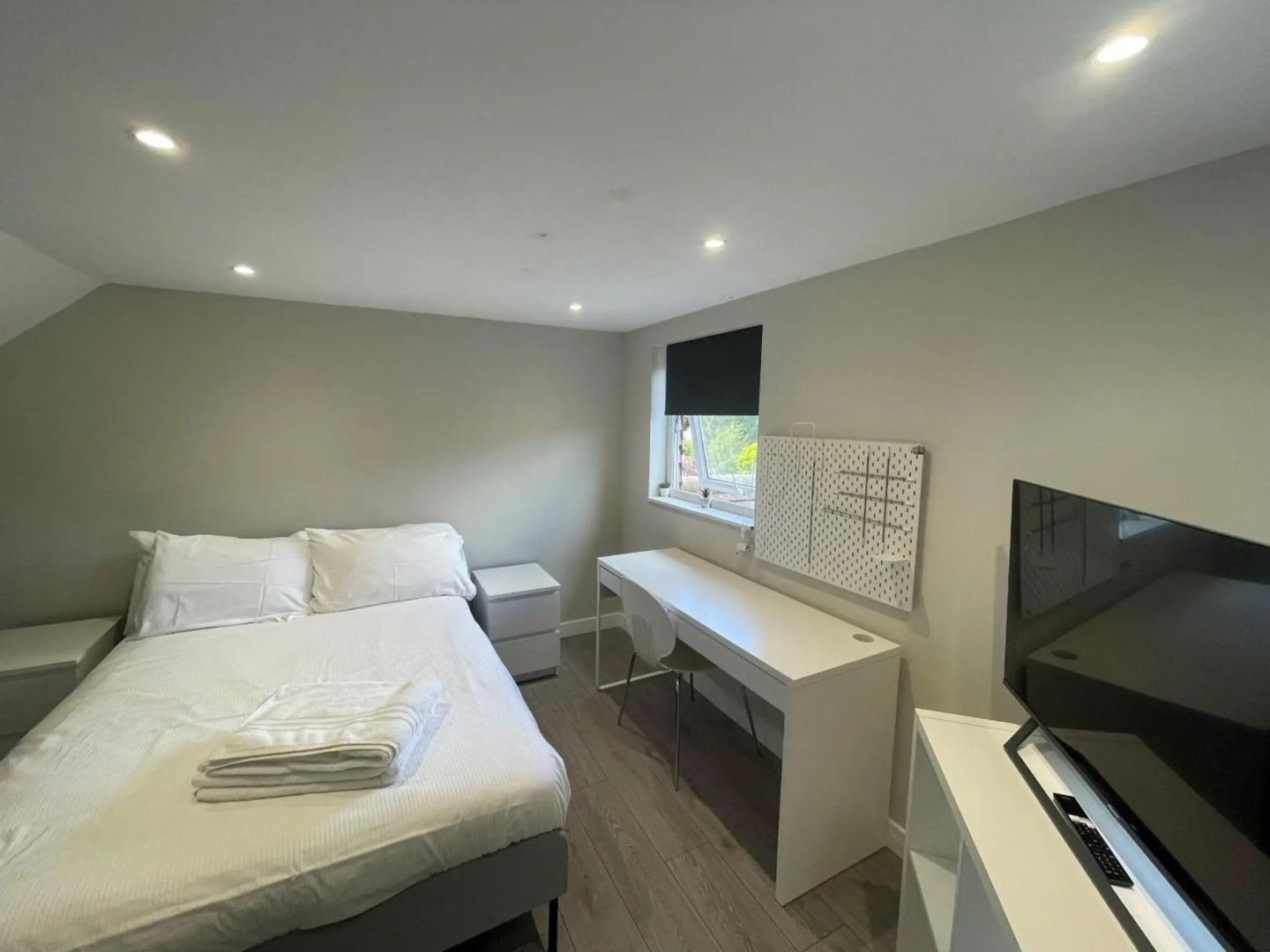 Ascot stunning and modern 4 bedroom town house with 156 sq ft garden office