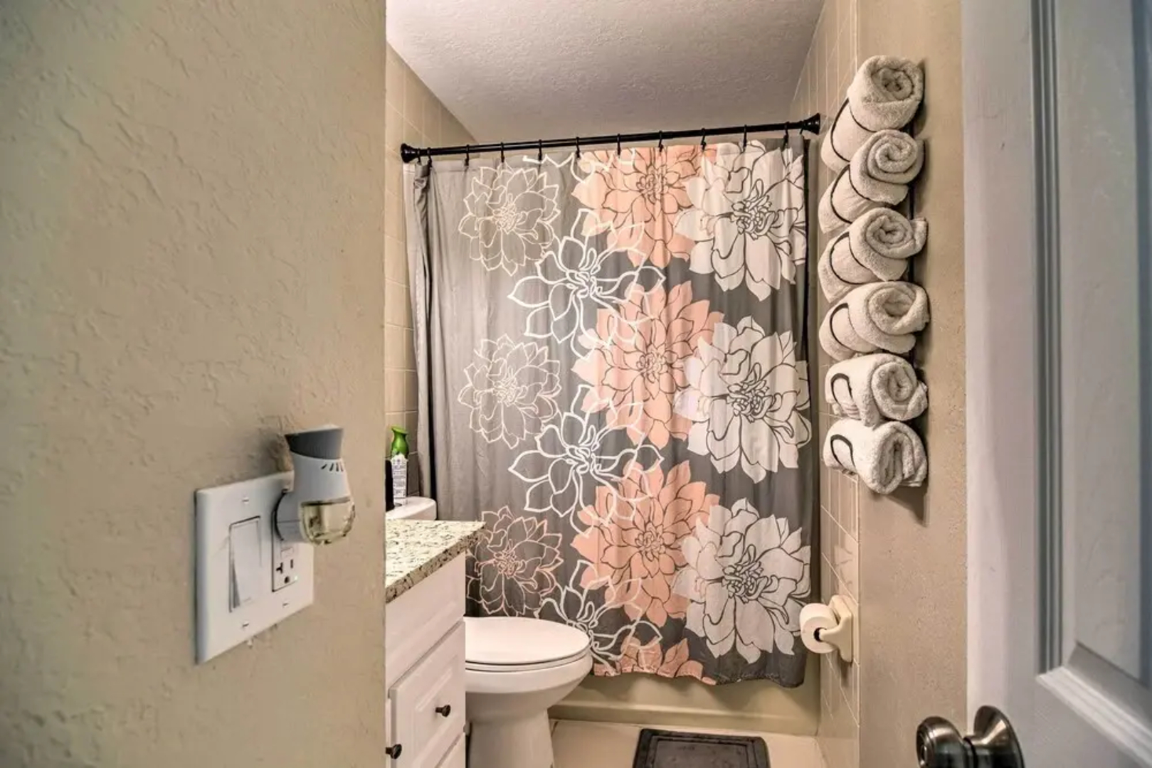 Beach-style Getaway w/ Lanai ~ 4 Mi to Beaches!