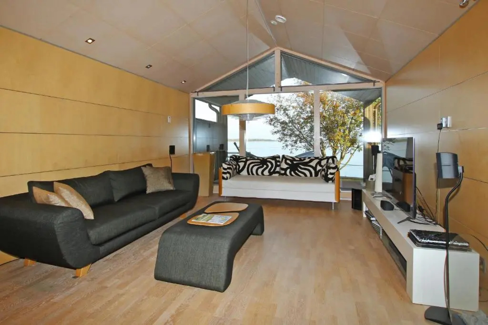 Reelinki Seafront Villa Amando