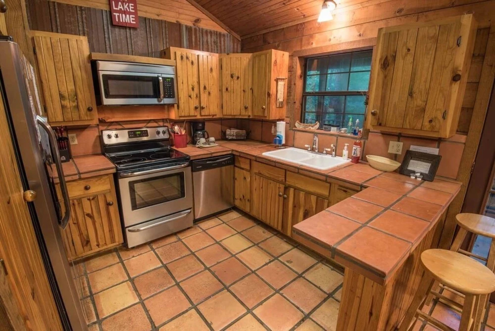 Mountain Bear Lodge Includes Roku TV, Wifi, Hot Tub, and BBQ by Redawning