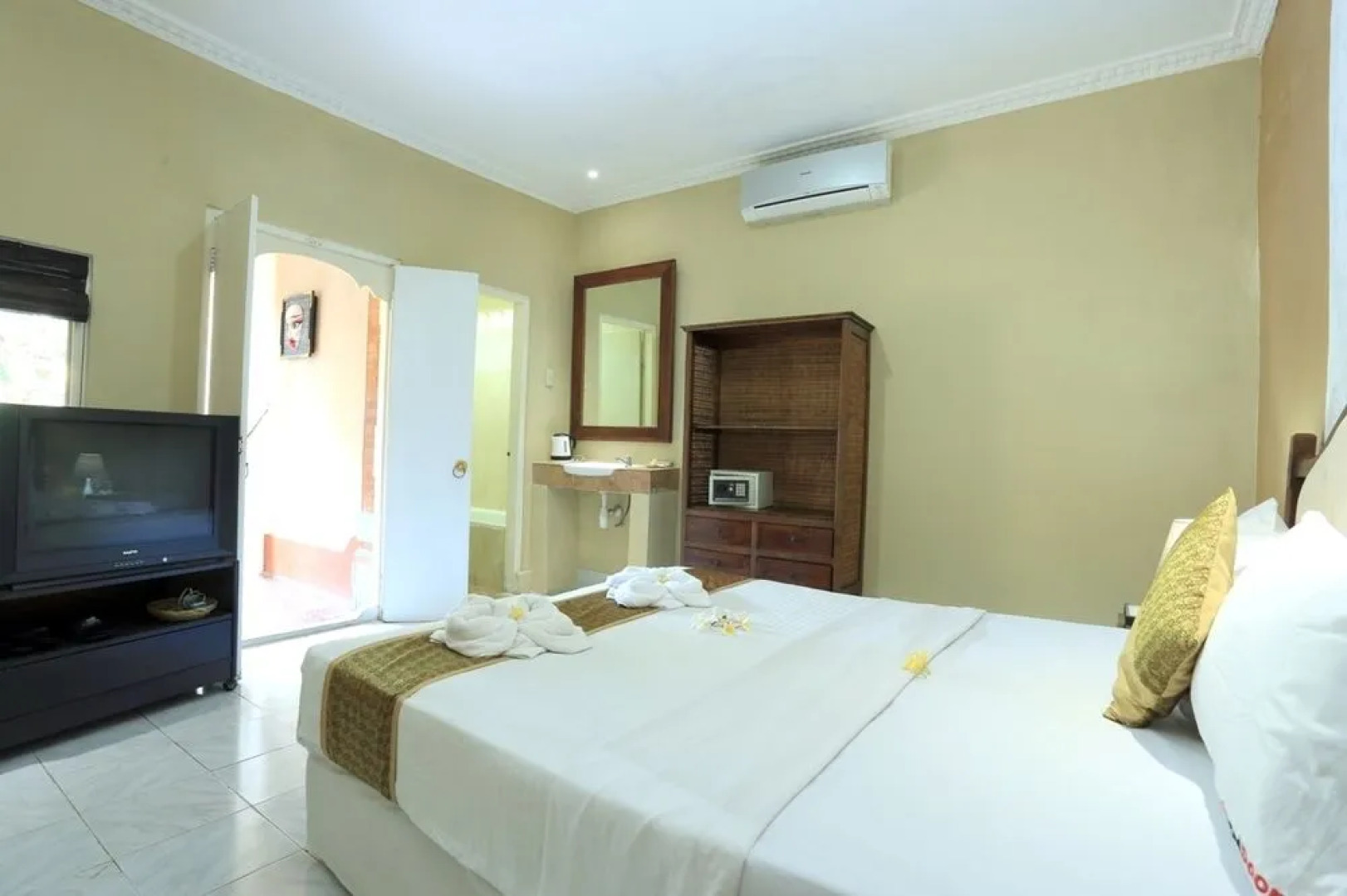 RedDoorz Near Double Six