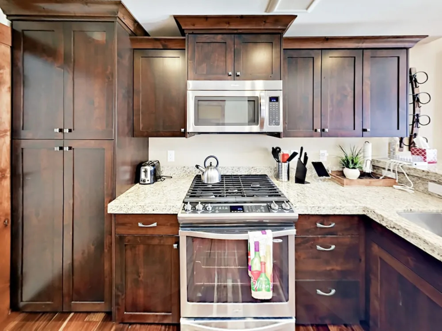 Well-Appointed Gem - 3 Br Townhouse