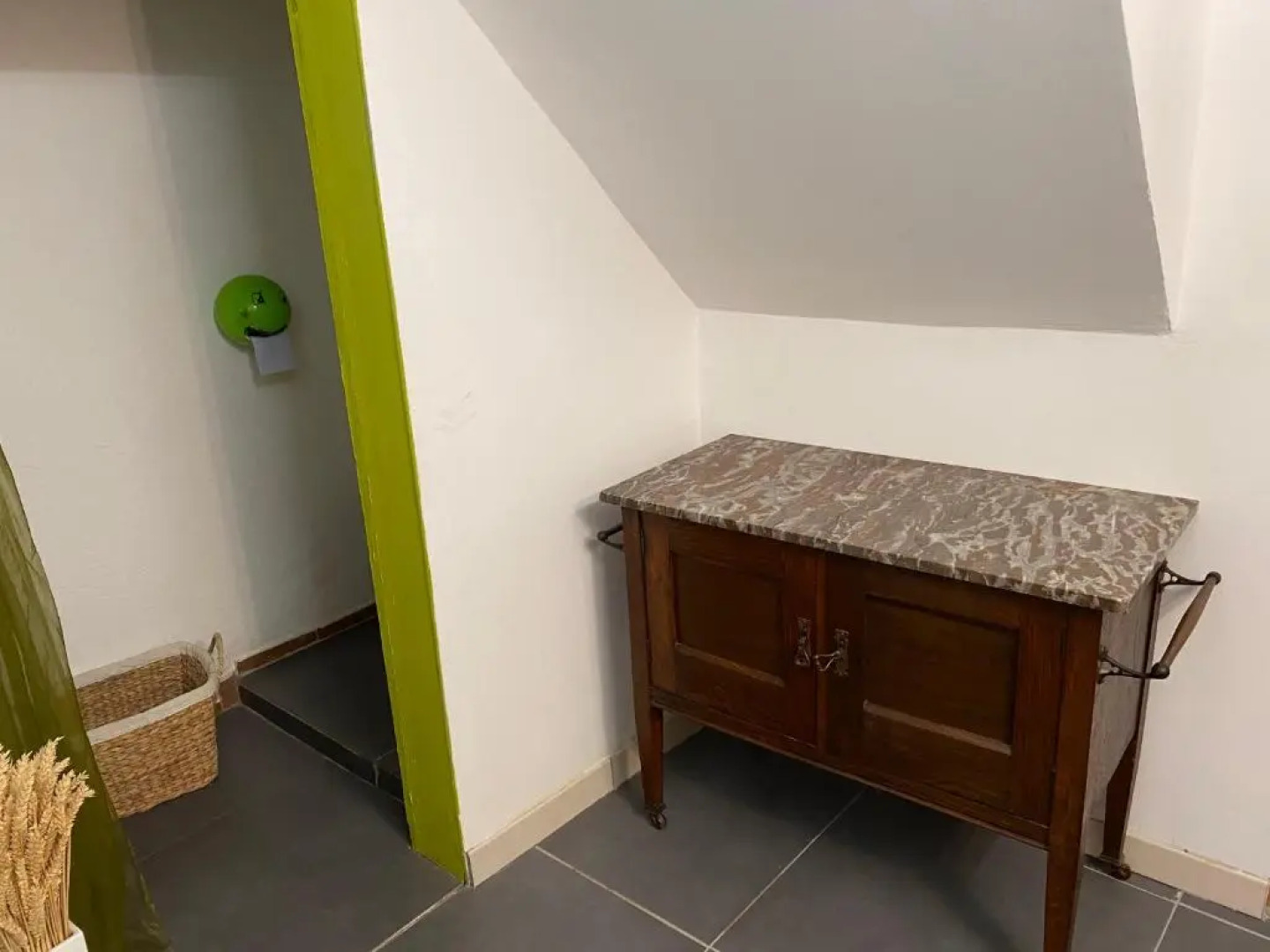 Les Volets Bleus (Adults Only)