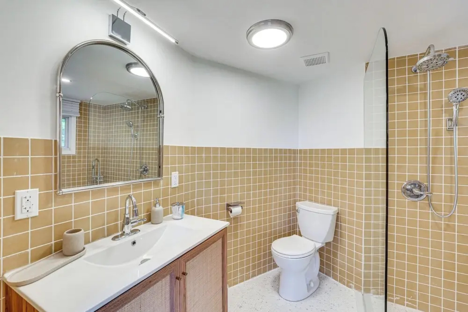 Game Room & Yard: Mid-century Modern Kingston Home