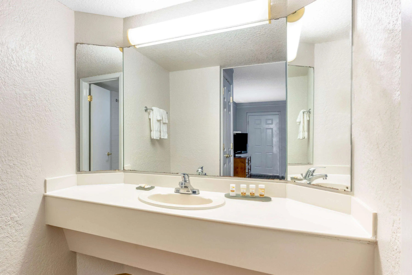 Super 8 by Wyndham The Woodlands North