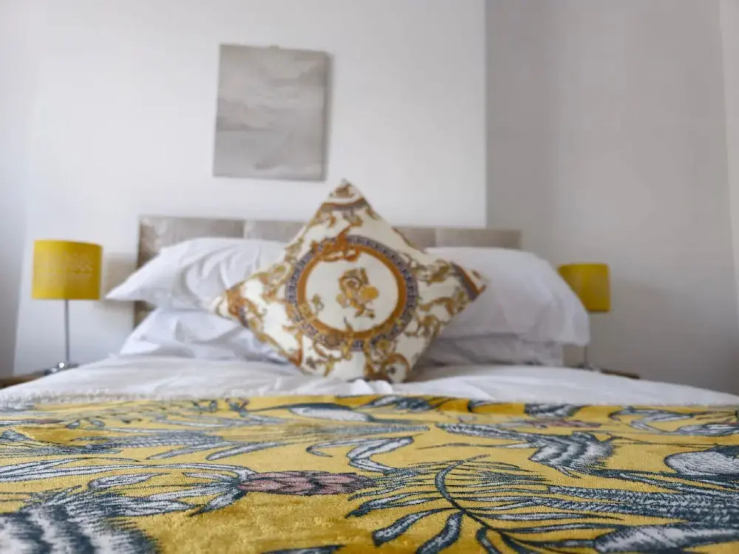 PRIVATE ROOMs In TOWN CENTRE FREE PARKING WIFI AND PATIO WITH AA STAY LTD