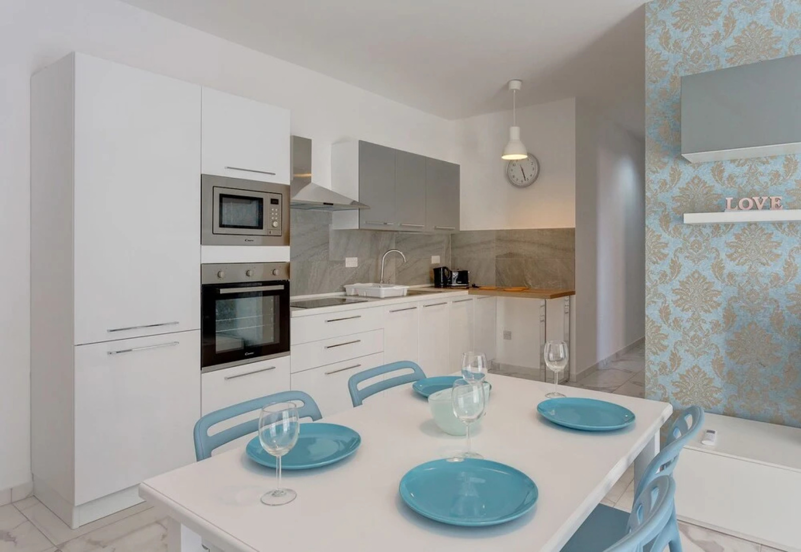 Luxury 2 Bedroom Apartment by the Sea