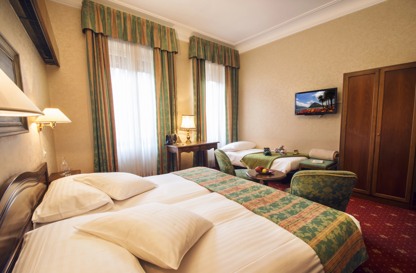 International au Lac Historic Lakeside Hotel