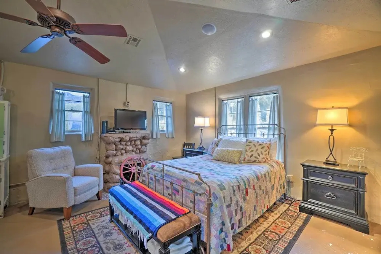 Enchanting Hilltop Cottage in Medicine Park!