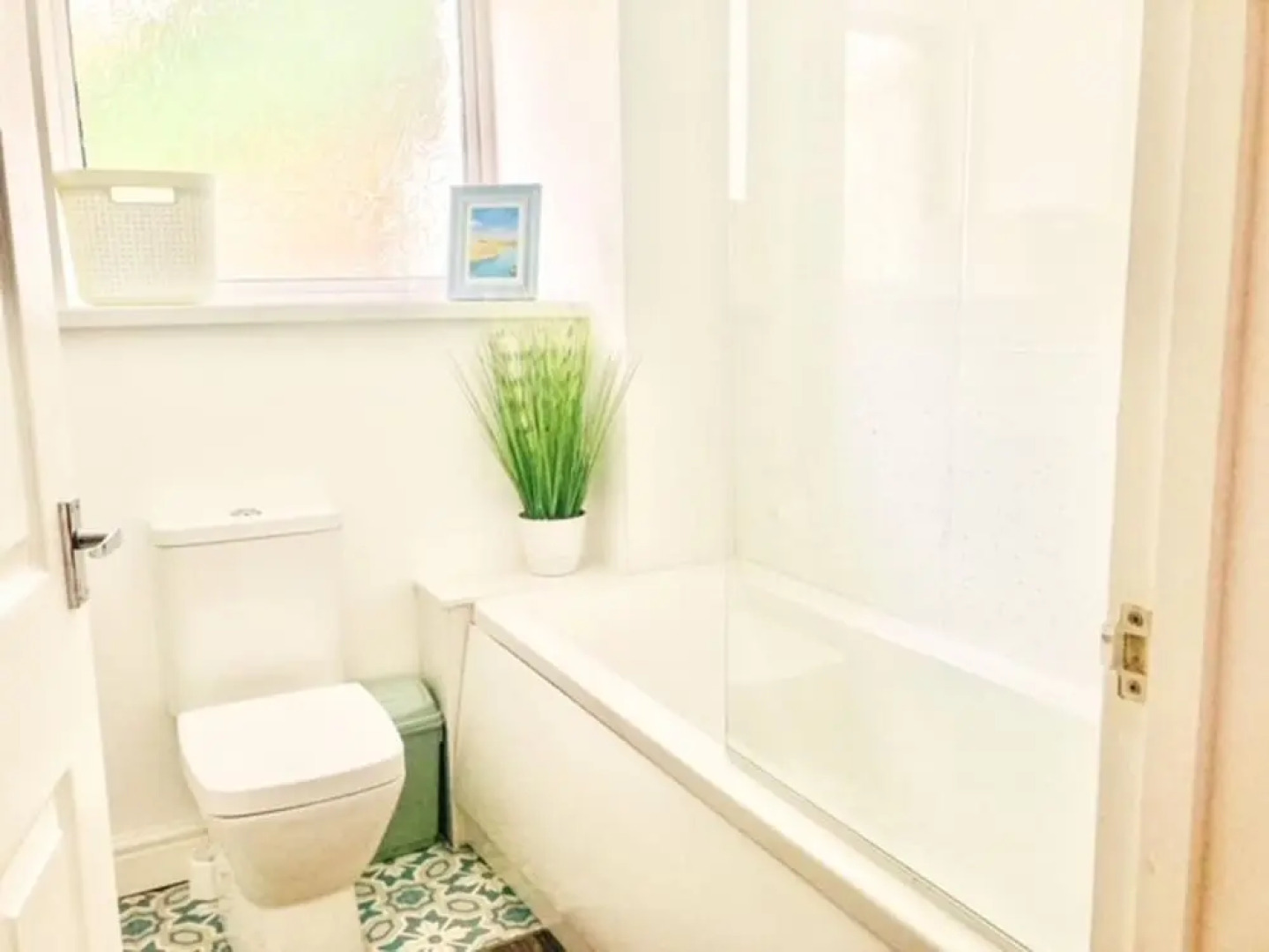 Stunning Renovated & Spacious 2 BR - 100m to Beach