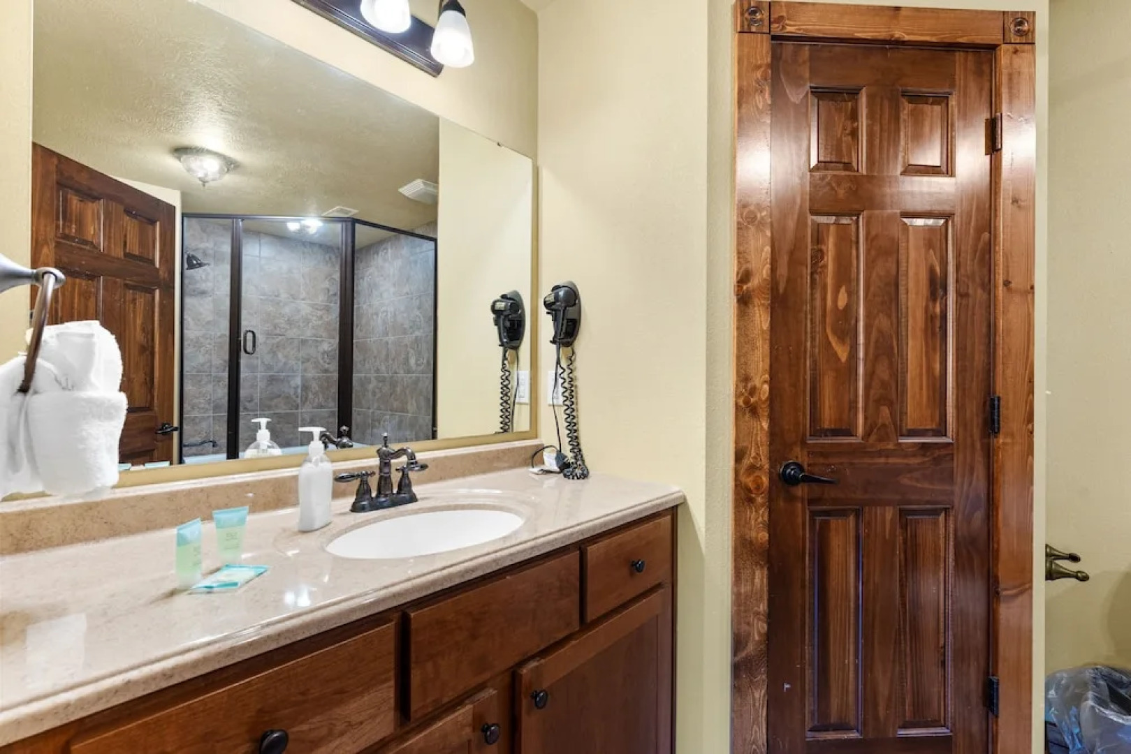 Timeless Memories Lodge 6 Bedroom Cabin by RedAwning