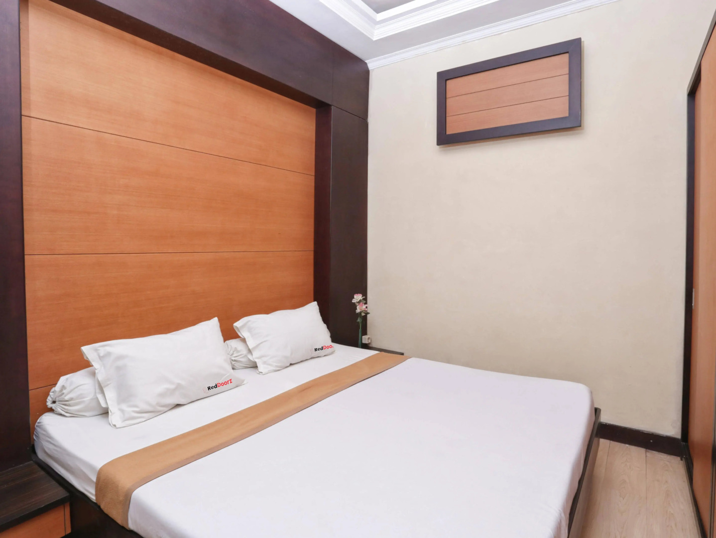 RedDoorz Near Padma Beach