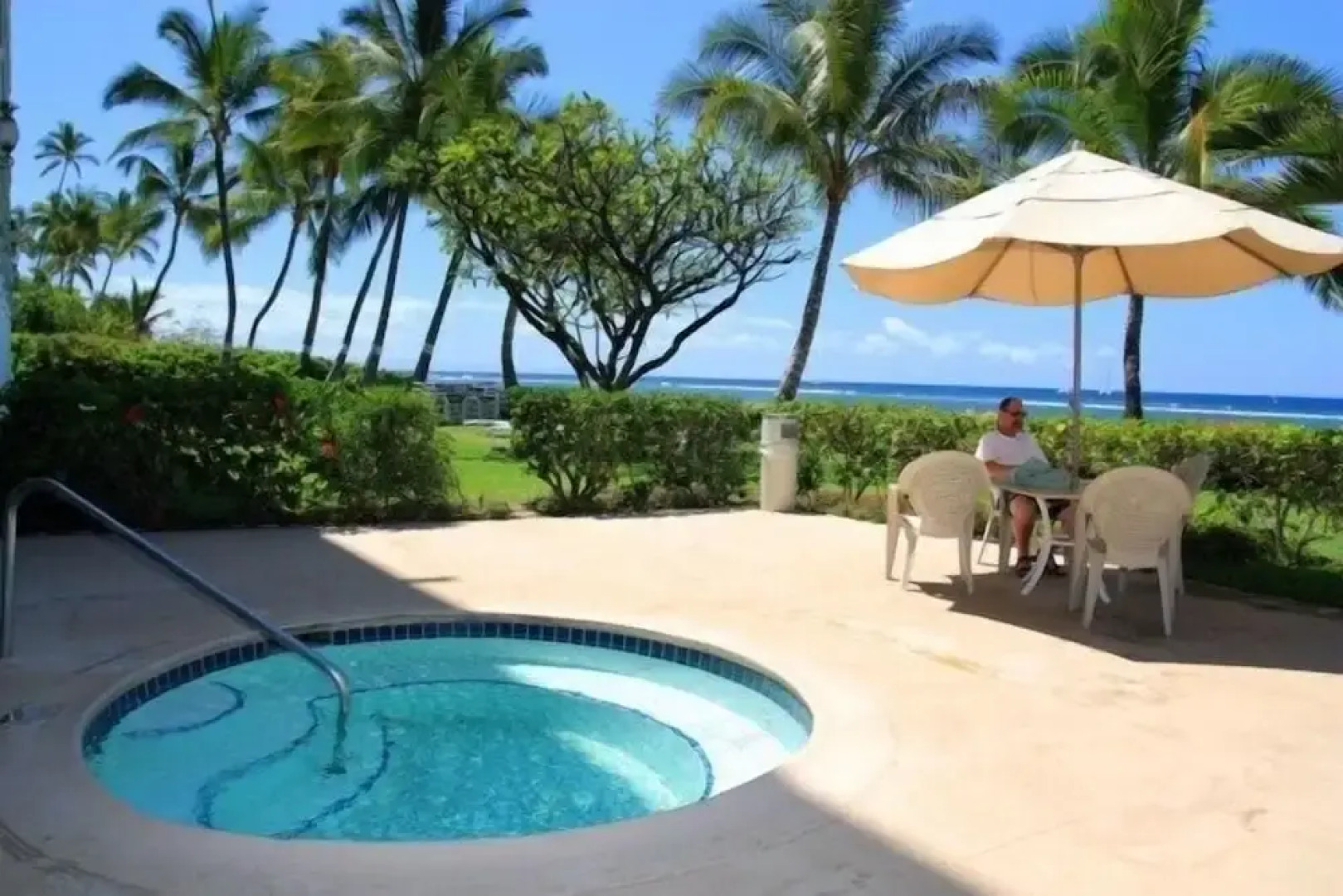 Lahaina Shores #425 Studio Bedroom Condo by RedAwning