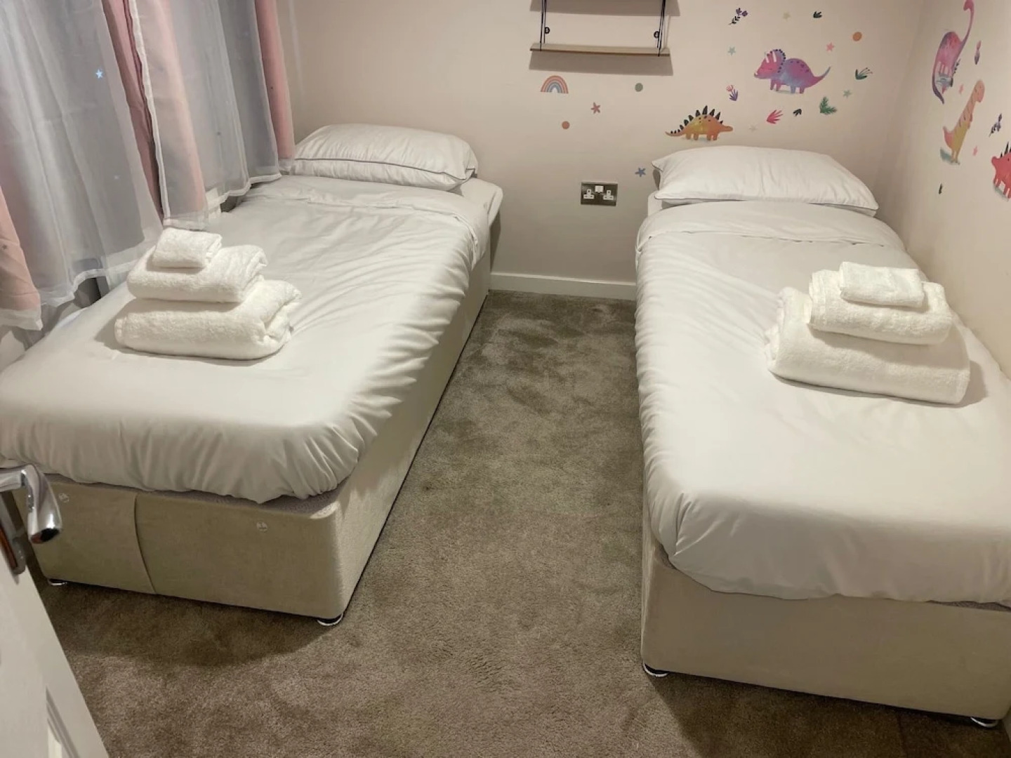 Fantastic, pet Friendly 3 Bedroom House in Bedford