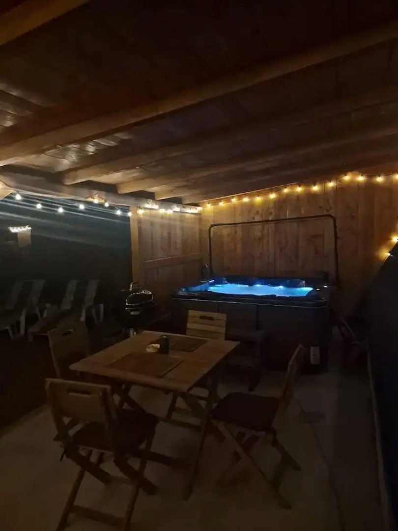 Bucovina-a-framehouse-hottub-fireplace-patio-wifi