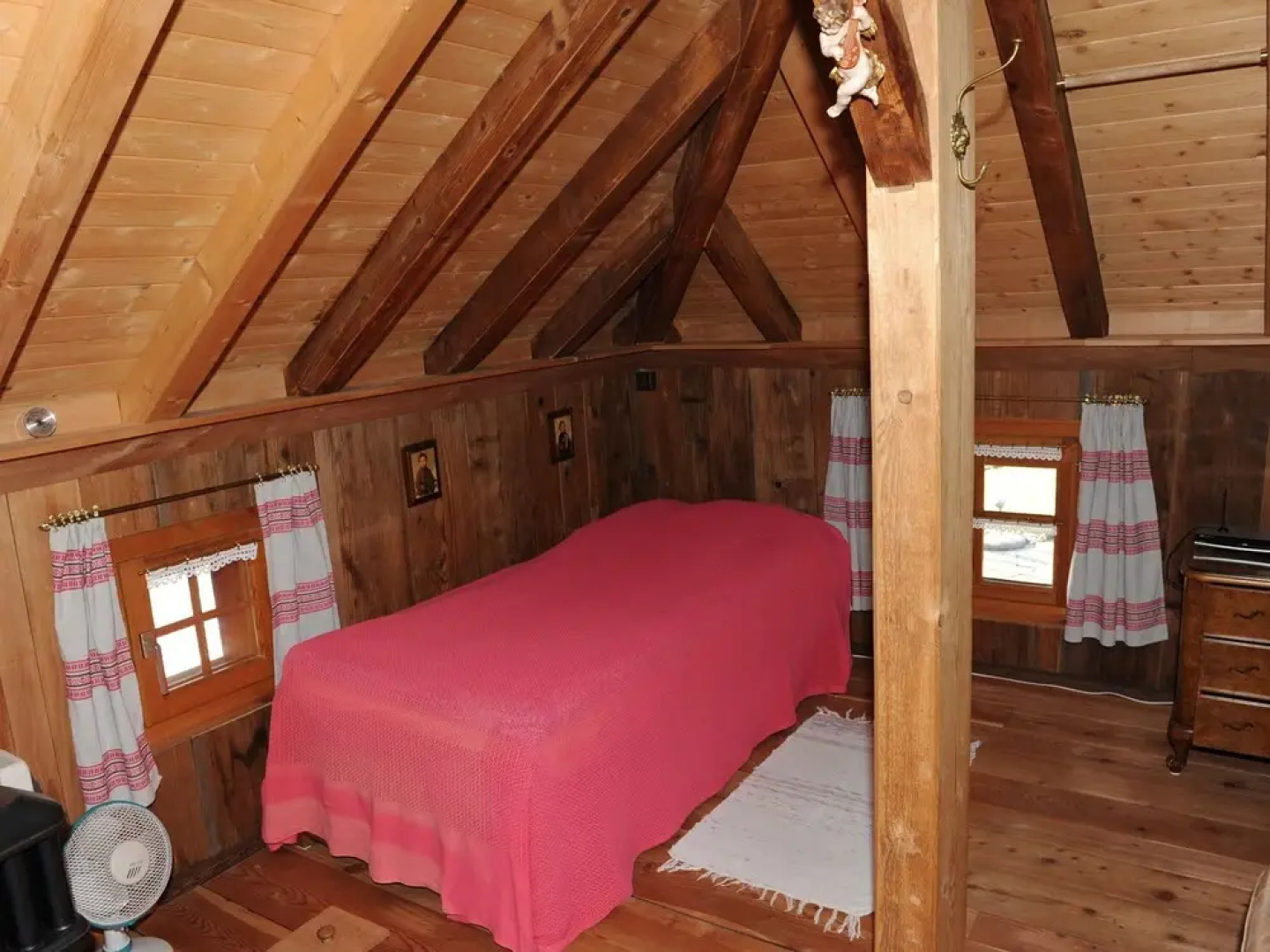 A Chalet on Delightful, Vineyard Covered Hills, Suitable for 2 People