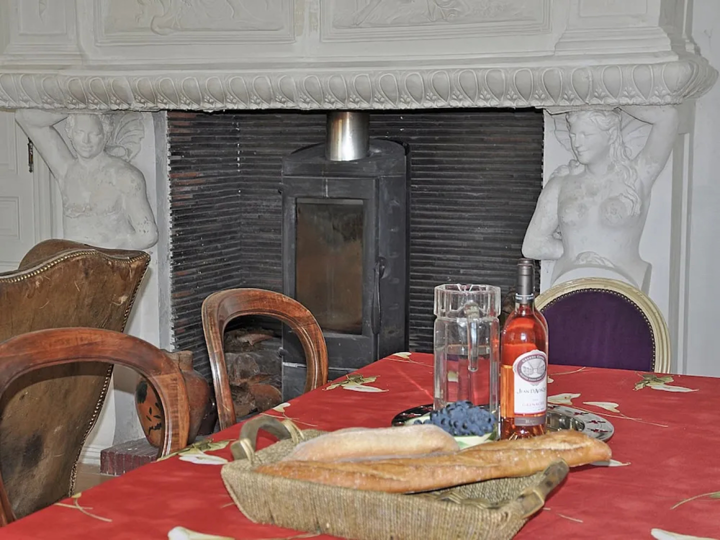 Apartment in an Original Castle With Garden in Jonquières