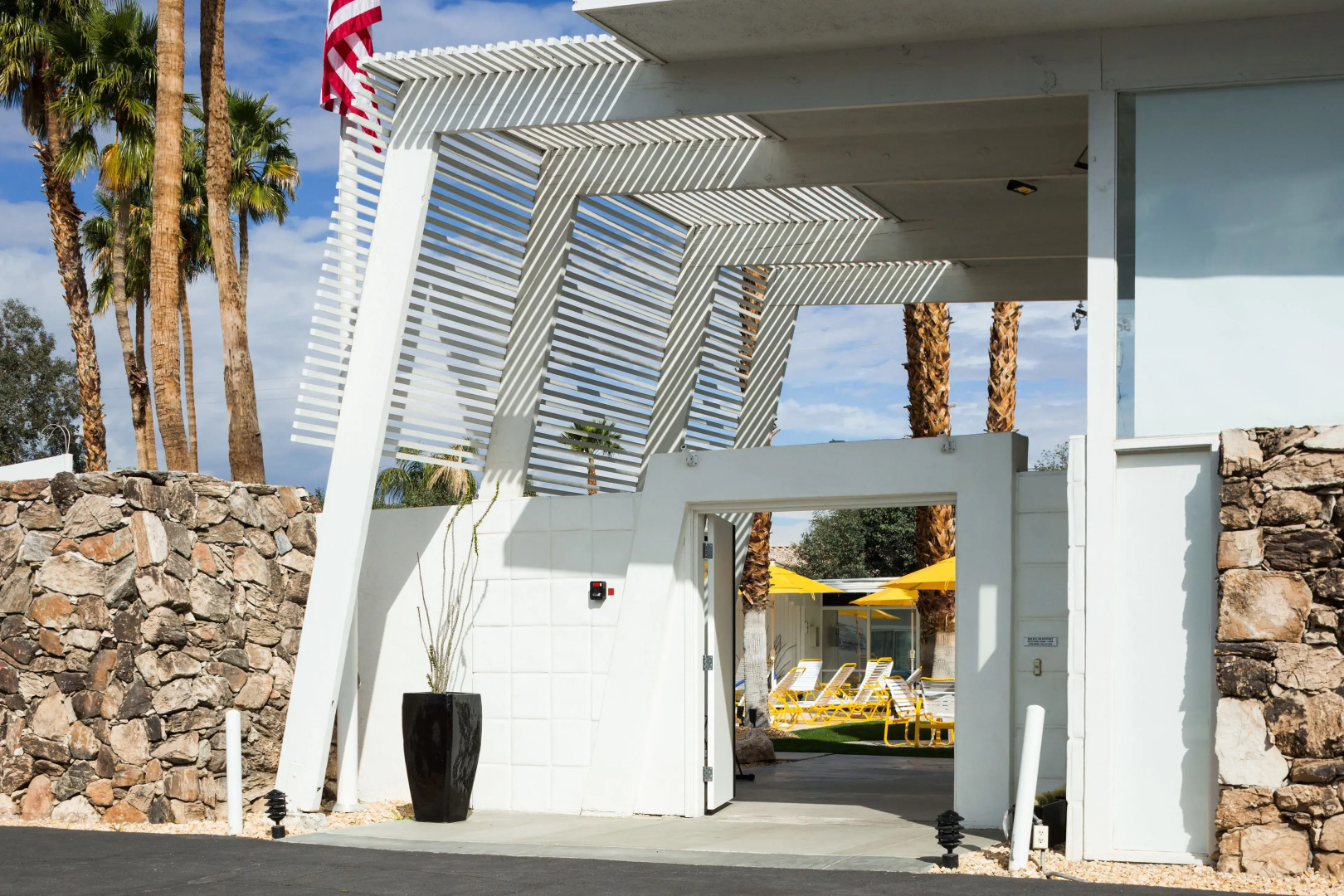 The Monkey Tree by AvantStay – Mid-Century Modern Oasis with Pool