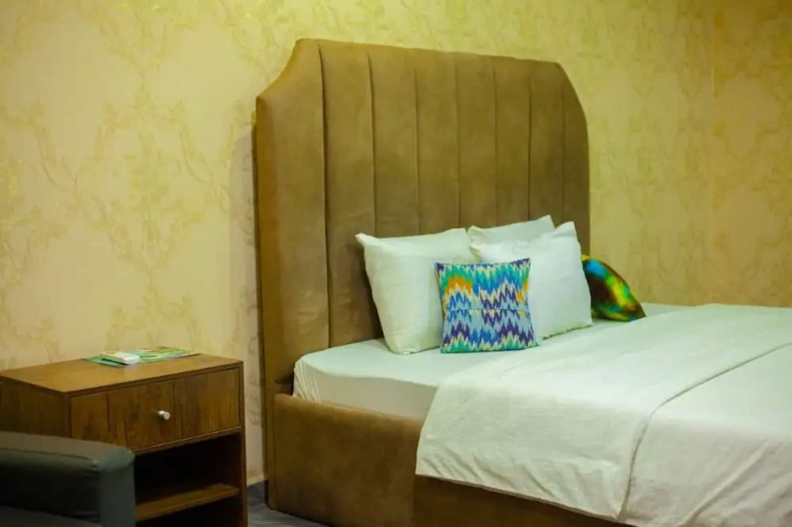 Ronkibog Crystal Hotel & Suites