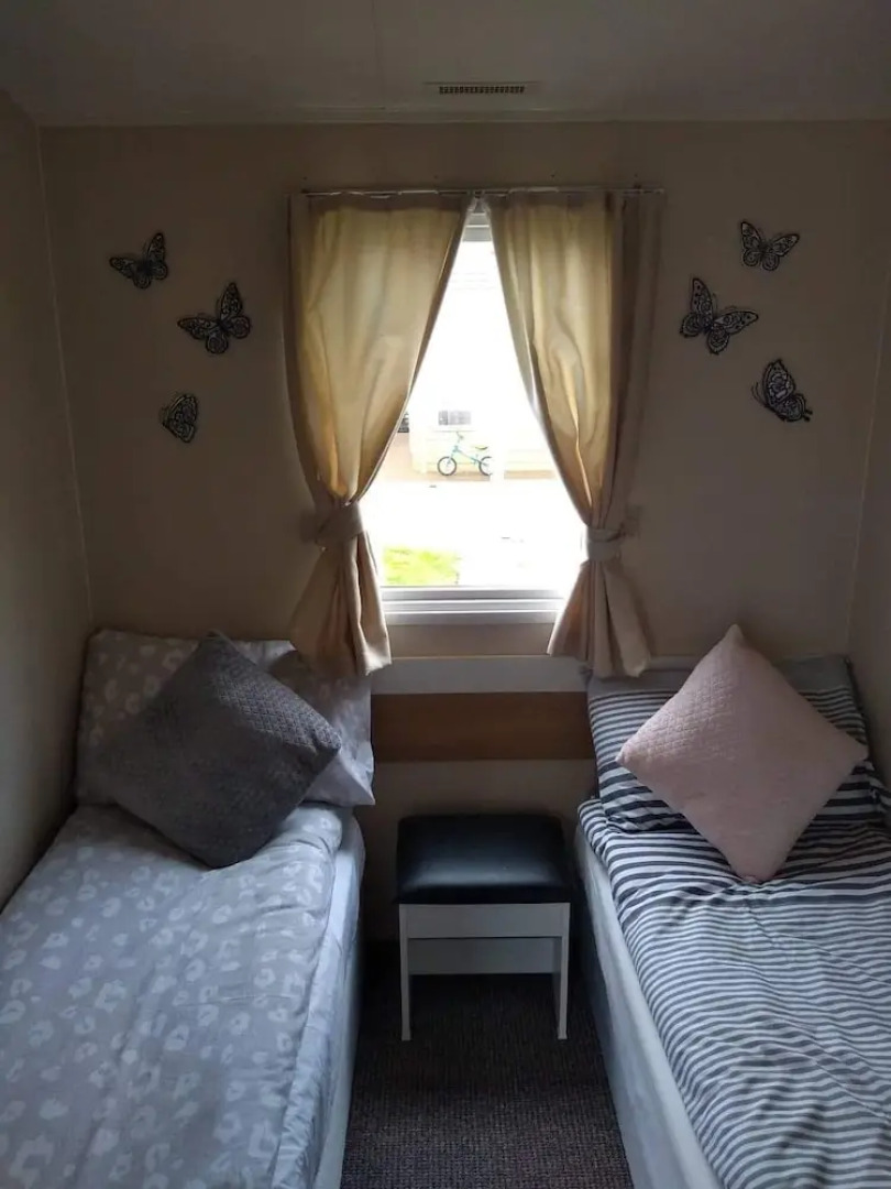 2 Bedroom 6 Berth Caravan With Decking