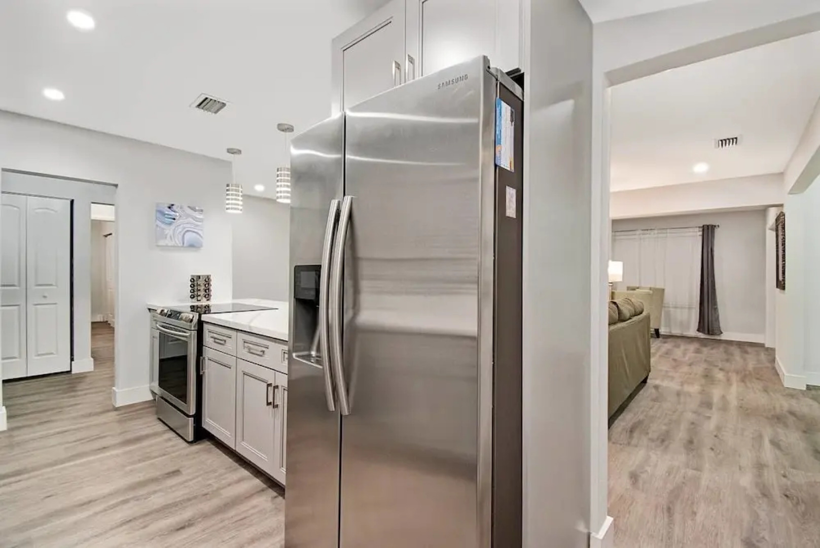 Comfortable Luxurious Home with Hot Tub, Near the Beach