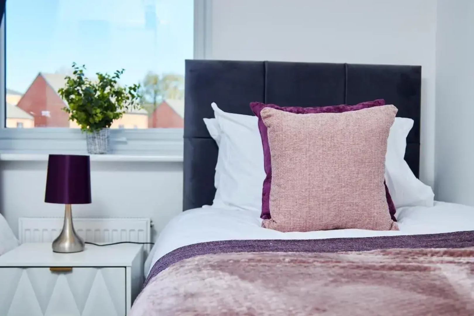 Stunning 4 Bedroom House - Parking And Garden