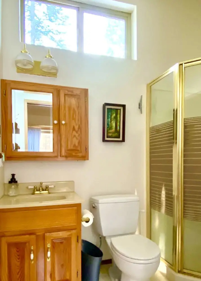 Lilac Cabin Family-friendly Highspeed Wi-fi 3 Bedroom Home by RedAwning