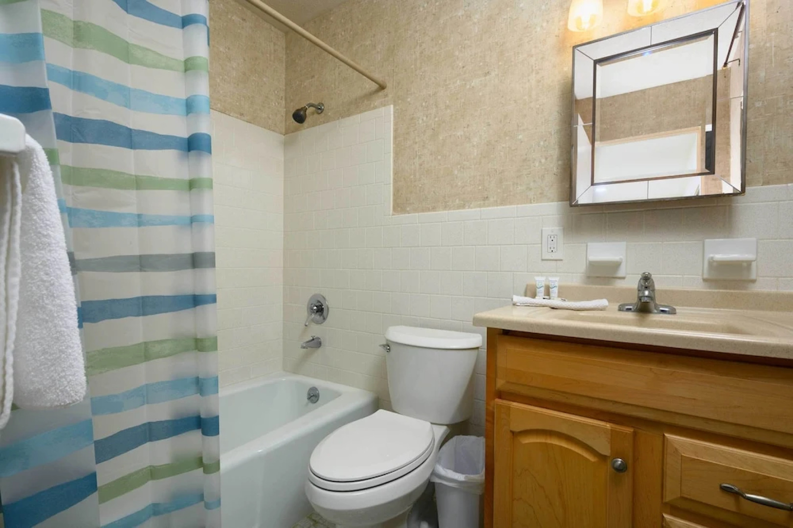 Pool & Game Room: Spacious Brandon Home